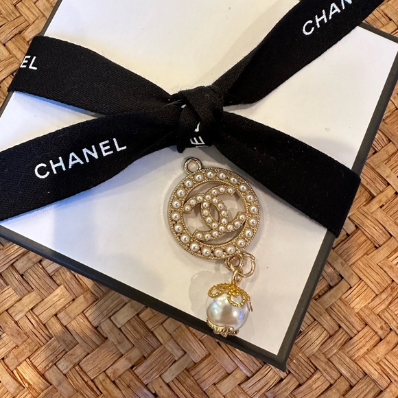 - Chanel Zipper Pull Button Gold Metal Faux Pearl Charm - Picture 3 of 5